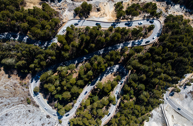游客自驾体验巴拉格宗景区天路108弯。巴拉格宗景区供图