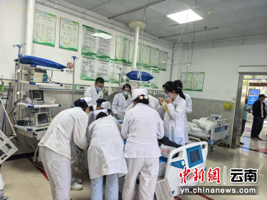 图为医护团队抢救患者。 图为医护团队抢救患者。