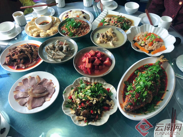 主要以维西传统美食蒸火腿,炖山药,酸辣粉丝,肝肚等为主,随着生活水平