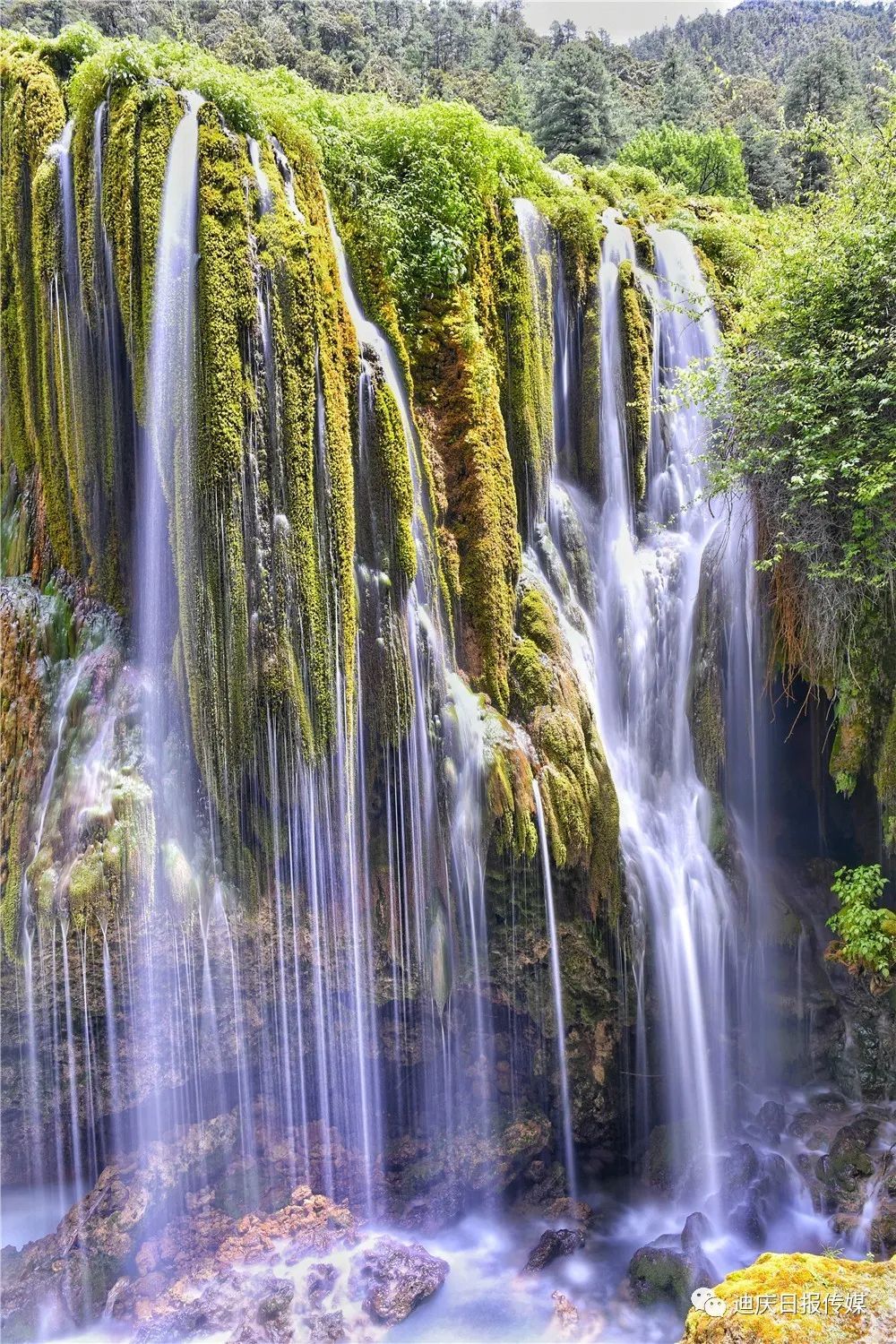今天带你去七彩瀑布看最美的水