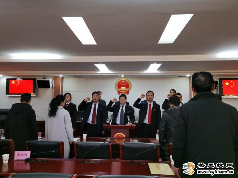 迪庆州十三届人大常委会第三十一次会议召开